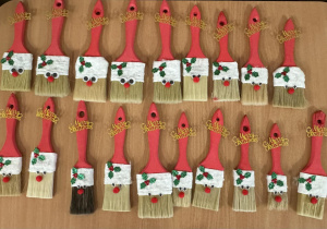 Zdjęcie przedstawia Mikołaje z pędzli