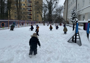 Zdjęcie przedstawia dzieci podczas zabaw na śniegu