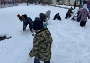 Zdjęcie przedstawia dzieci podczas zabaw na śniegu