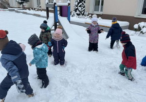 Zdjęcie przedstawia dzieci podczas zabaw na śniegu
