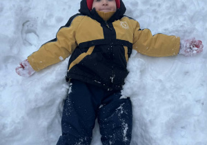 Zdjęcie przedstawia dzieci podczas zabaw na śniegu