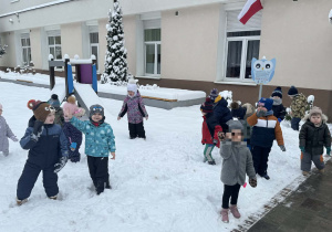 Zdjęcie przedstawia dzieci podczas zabaw na śniegu