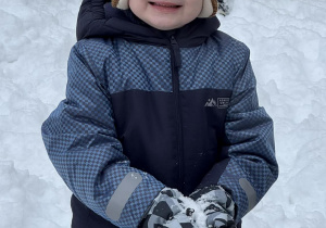 Zdjęcie przedstawia dzieci podczas zabaw na śniegu