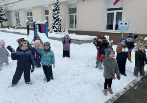 Zdjęcie przedstawia dzieci podczas zabaw na śniegu
