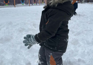 Zdjęcie przedstawia dzieci podczas zabaw na śniegu