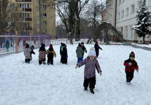 Zdjęcie przedstawia dzieci podczas zabaw na śniegu