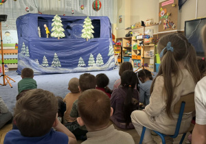 Zdjęcie przedstawia dzieci podczas przedstawienia teatralnego