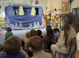 Przedstawienie teatralne pt. "Zimowa opowieść" w wykonaniu teatru WIDZIMISIE