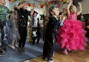Zdjęcie przedstawia przebrane dzieci podczas balu karnawałowego