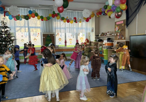 Zdjęcie przedstawia przebrane dzieci podczas balu karnawałowego