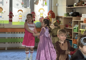 Zdjęcie przedstawia przebrane dzieci podczas balu karnawałowego