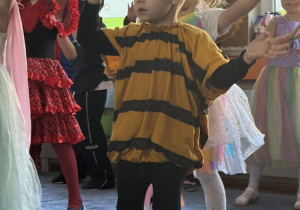 Zdjęcie przedstawia przebrane dzieci podczas balu karnawałowego