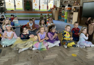 Zdjęcie przedstawia przebrane dzieci podczas balu karnawałowego