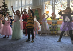 Zdjęcie przedstawia przebrane dzieci podczas balu karnawałowego