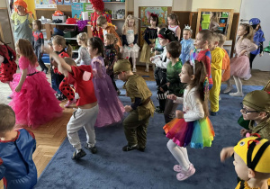 Zdjęcie przedstawia przebrane dzieci podczas balu karnawałowego