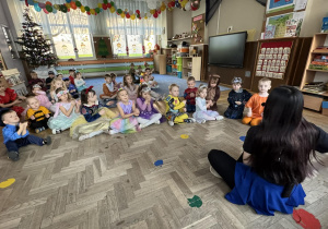 Zdjęcie przedstawia przebrane dzieci podczas balu karnawałowego