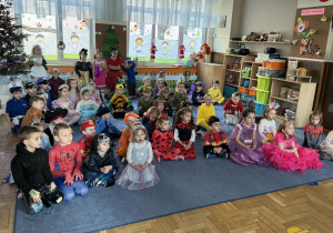 Zdjęcie przedstawia przebrane dzieci podczas balu karnawałowego