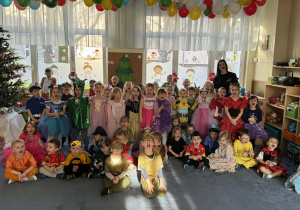 Zdjęcie przedstawia przebrane dzieci podczas balu karnawałowego