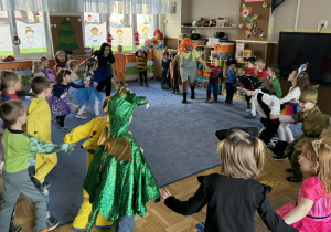 Zdjęcie przedstawia przebrane dzieci podczas balu karnawałowego