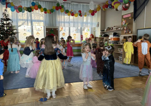 Zdjęcie przedstawia przebrane dzieci podczas balu karnawałowego