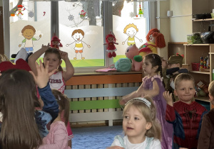 Zdjęcie przedstawia przebrane dzieci podczas balu karnawałowego