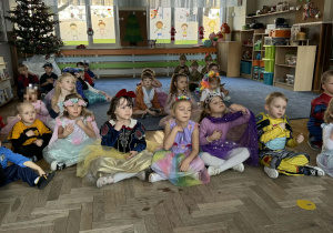 Zdjęcie przedstawia przebrane dzieci podczas balu karnawałowego