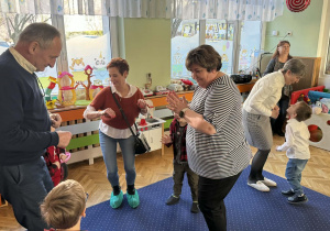 Zdjęcie przedstawia dzieci i dziadków podczas uroczystości