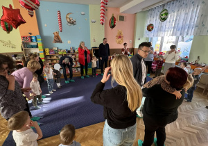 Zdjęcie przedstawia dzieci i dziadków podczas uroczystości