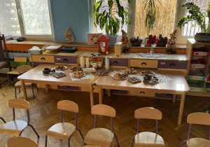 Zdjęcie przedstawia dzieci i dziadków podczas uroczystości