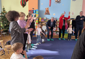 Zdjęcie przedstawia dzieci i dziadków podczas uroczystości