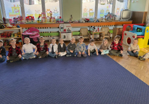 Zdjęcie przedstawia dzieci i dziadków podczas uroczystości