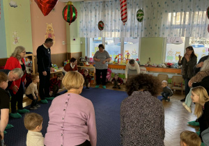 Zdjęcie przedstawia dzieci i dziadków podczas uroczystości