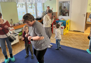 Zdjęcie przedstawia dzieci i dziadków podczas uroczystości