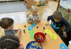 Zdjęcie przedstawia dzieci podczas pracy plastycznej