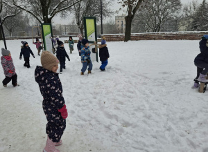 Spacer i zabawy na śniegu