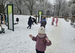 Zdjęcie przedstawia dzieci podczas zabaw na śniegu