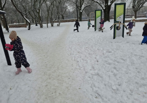 Zdjęcie przedstawia dzieci podczas zabaw na śniegu