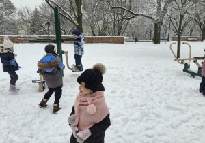 Zdjęcie przedstawia dzieci podczas zabaw na śniegu