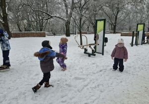 Zdjęcie przedstawia dzieci podczas zabaw na śniegu