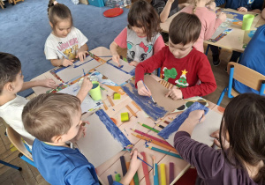 Zdjęcie przedstawia dzieci podczas zabaw ze śniegiem