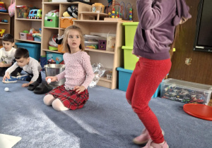 Zdjęcie przedstawia dzieci podczas zabaw ze śniegiem