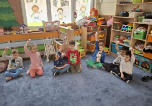 Zdjęcie przedstawia dzieci podczas zabaw ze śniegiem