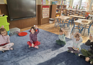 Zdjęcie przedstawia dzieci podczas zabaw ze śniegiem