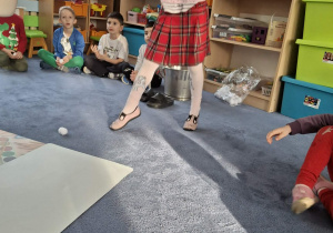 Zdjęcie przedstawia dzieci podczas zabaw ze śniegiem