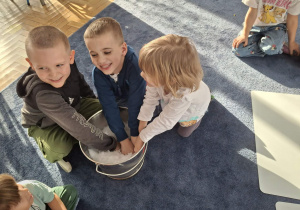 Zdjęcie przedstawia dzieci podczas zabaw ze śniegiem