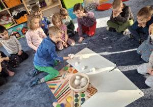 Zdjęcie przedstawia dzieci podczas zabaw ze śniegiem