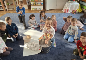 Zdjęcie przedstawia dzieci podczas zabaw ze śniegiem