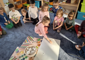 Zdjęcie przedstawia dzieci podczas zabaw ze śniegiem