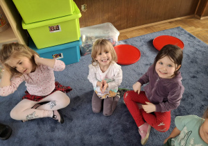 Zdjęcie przedstawia dzieci podczas zabaw ze śniegiem