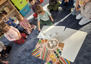 Zdjęcie przedstawia dzieci podczas zabaw ze śniegiem